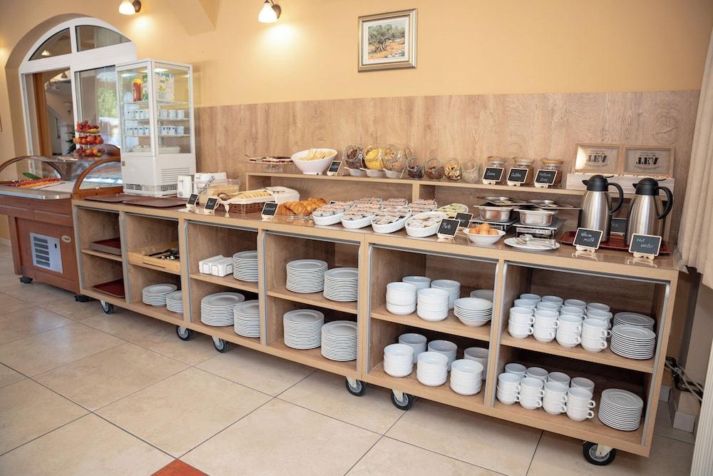 restaurant cafeteria