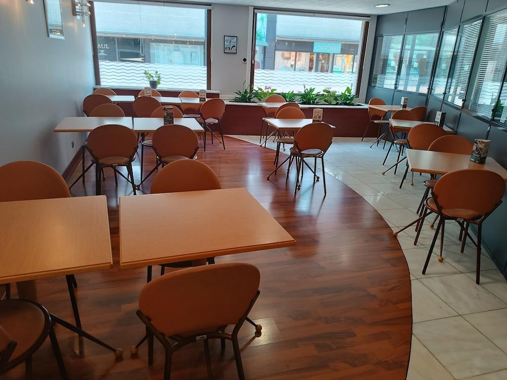 restaurant cafeteria