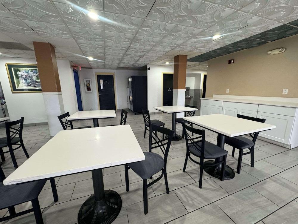 restaurant cafeteria