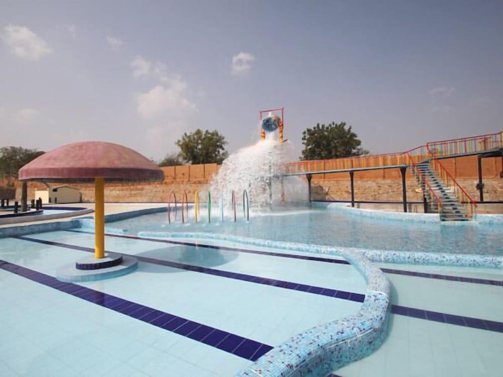 swimming pool spa