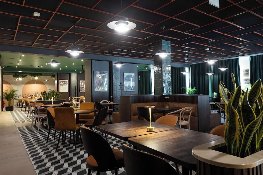 restaurant cafeteria
