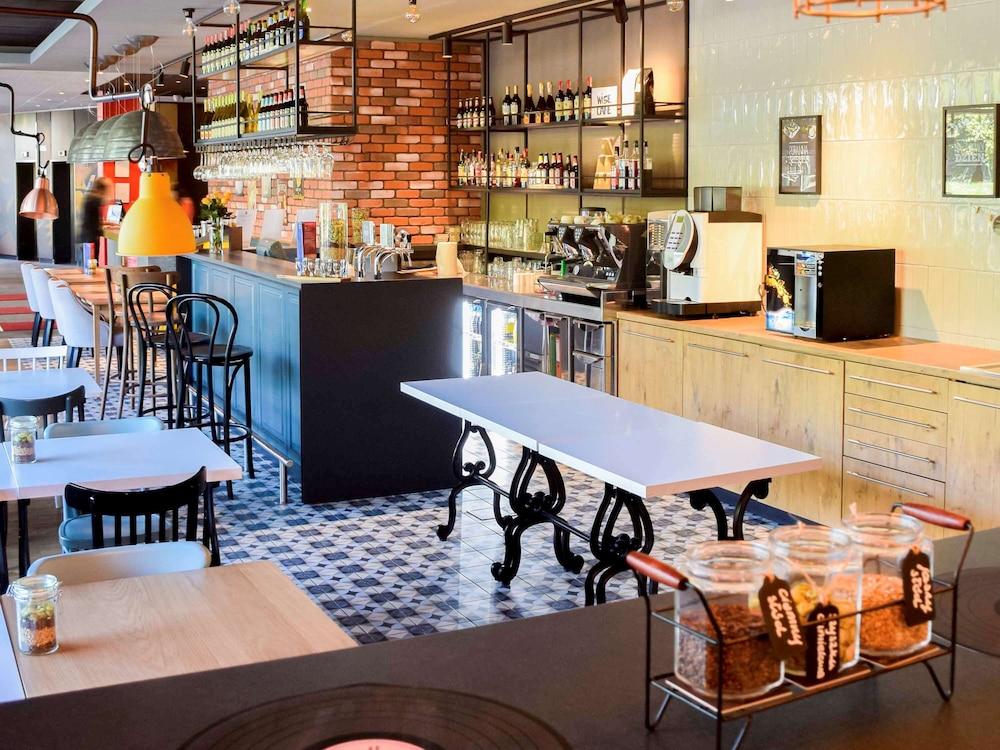 restaurant cafeteria
