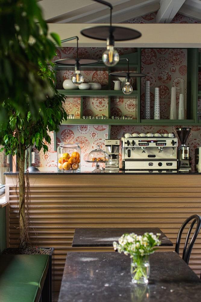 restaurant cafeteria