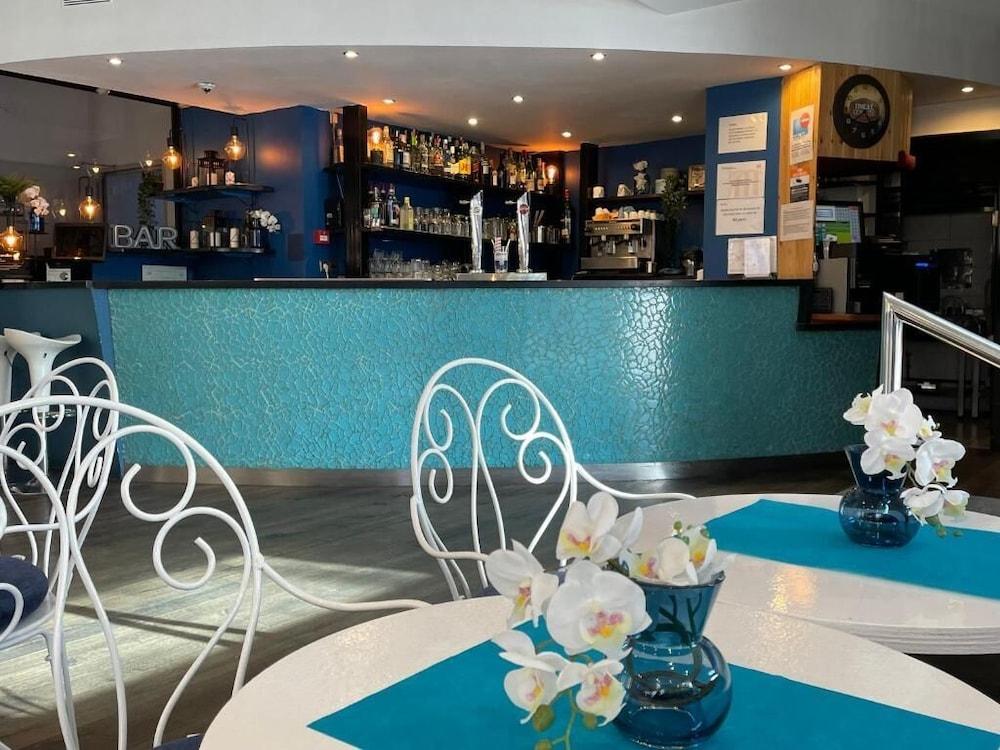 restaurant cafeteria