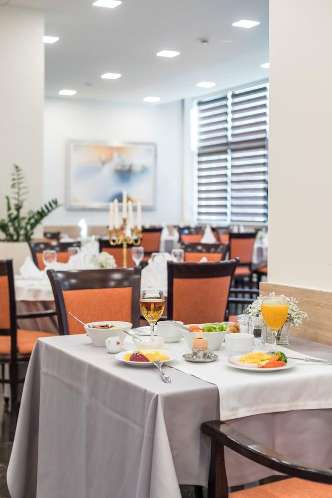 restaurant cafeteria