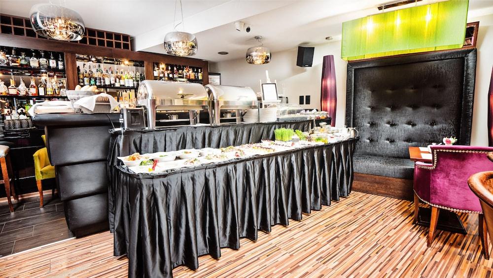 restaurant cafeteria