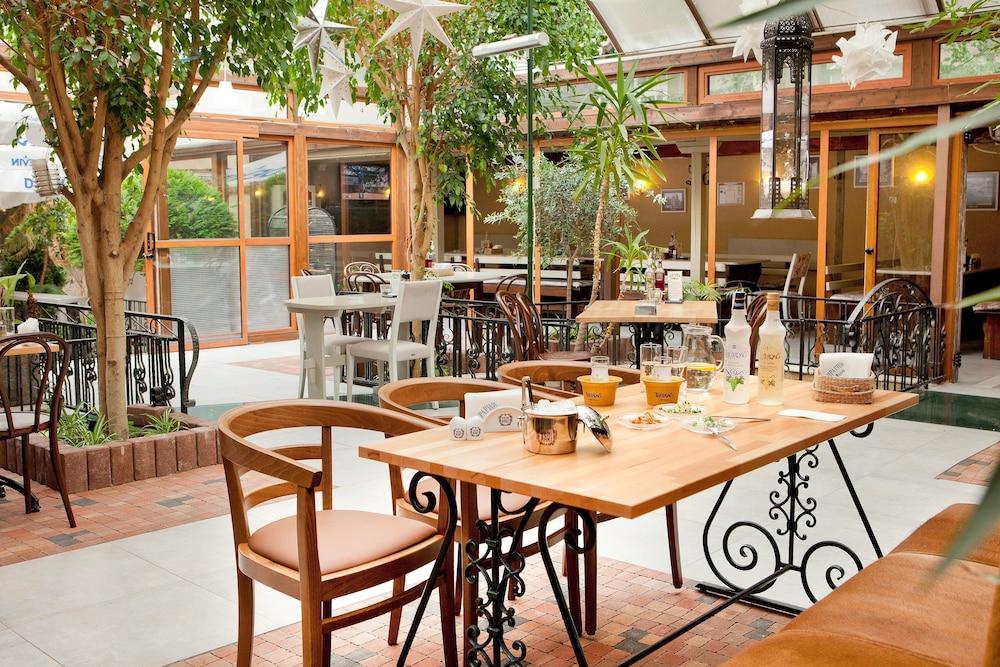 restaurant cafeteria