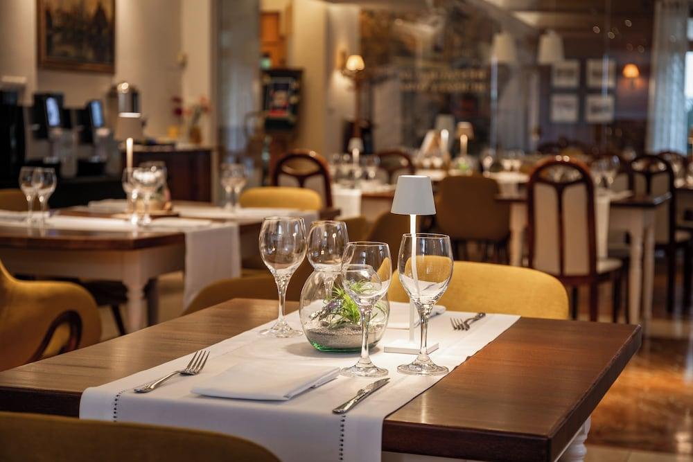 restaurant cafeteria