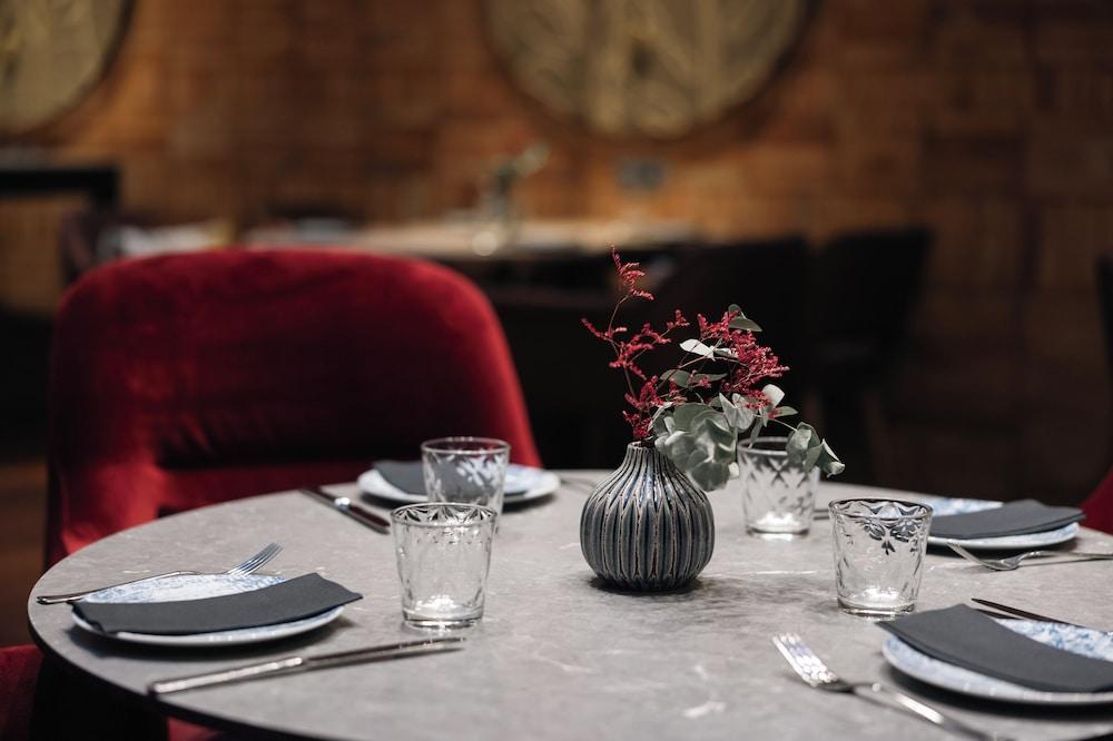 restaurant cafeteria