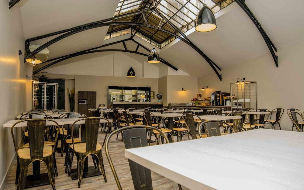 restaurant cafeteria