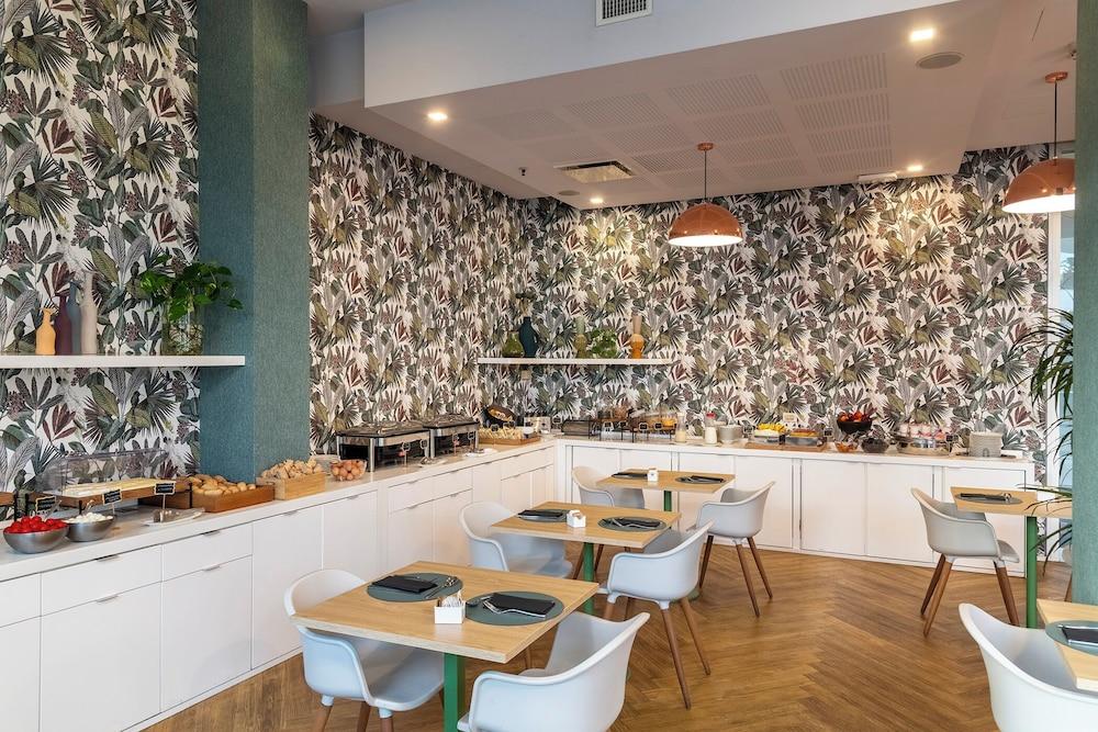 restaurant cafeteria