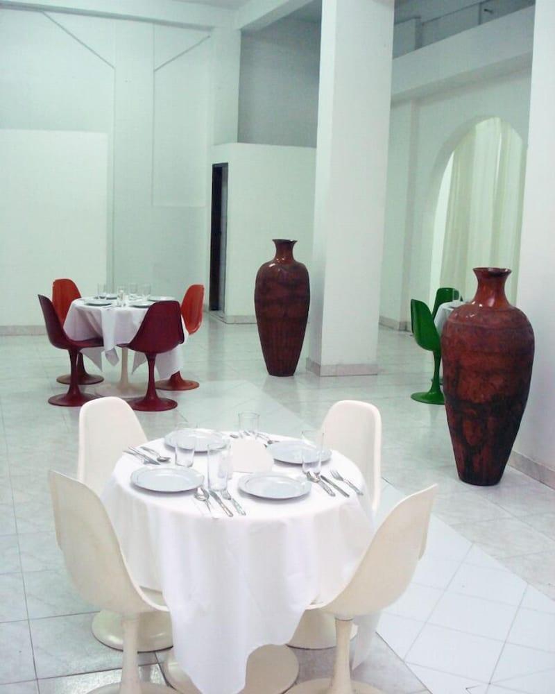 restaurant cafeteria
