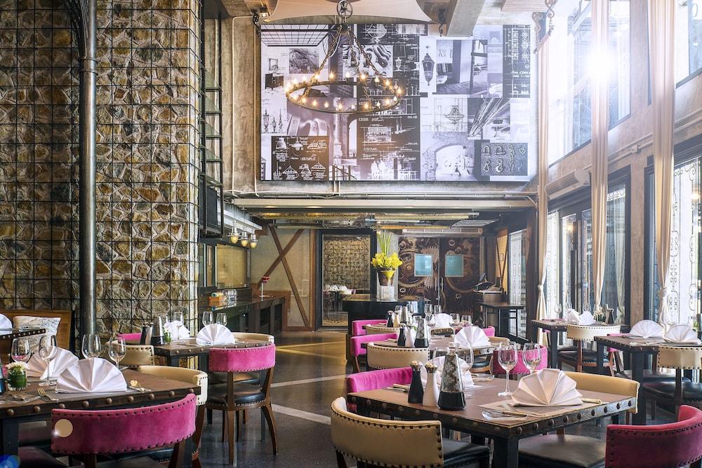 restaurant cafeteria