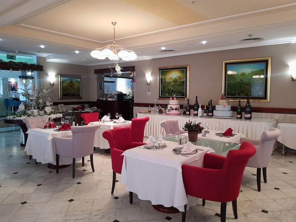 restaurant cafeteria