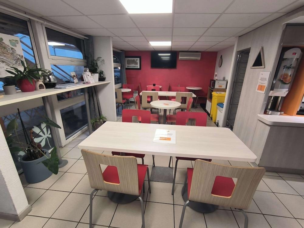 restaurant cafeteria