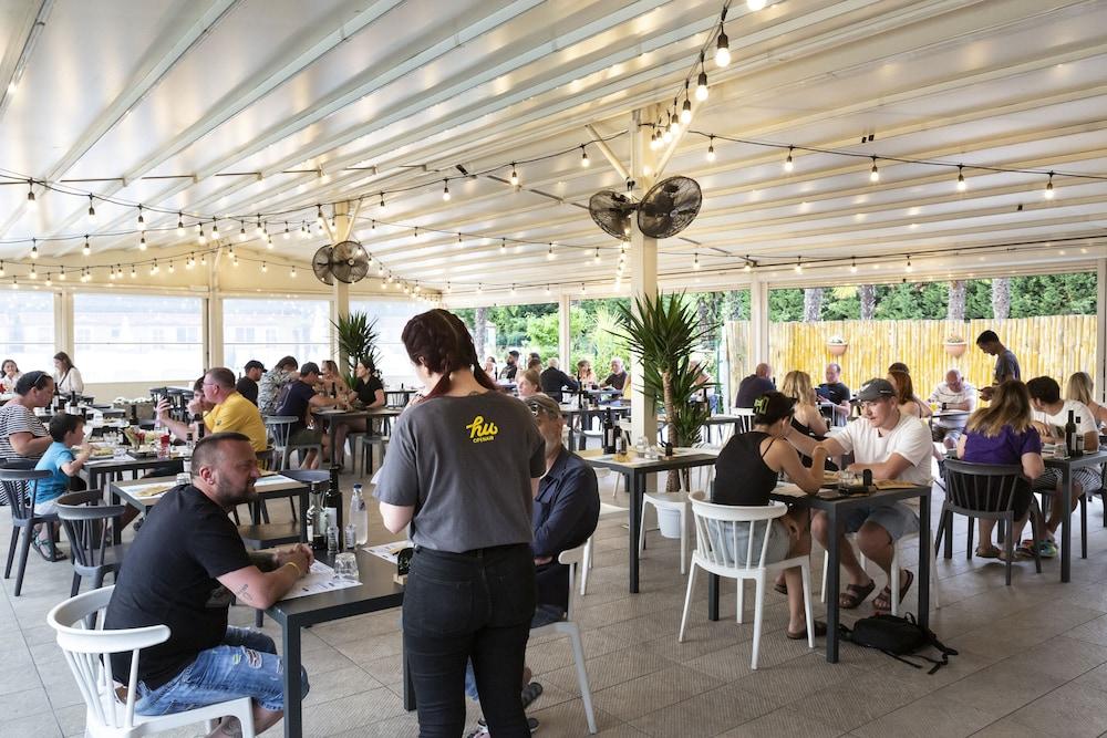 restaurant cafeteria