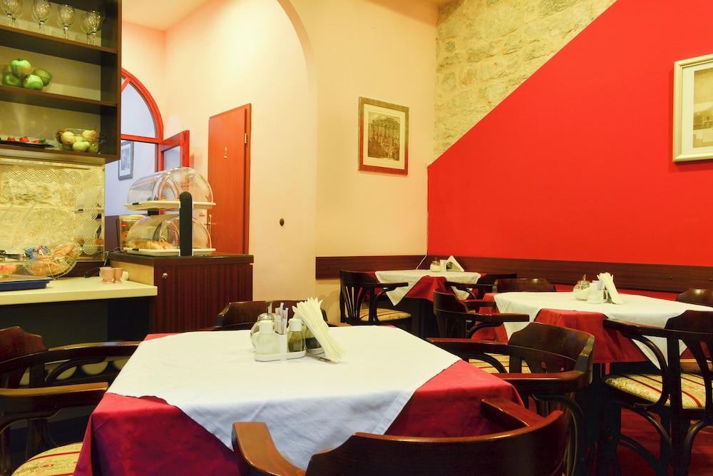 restaurant cafeteria