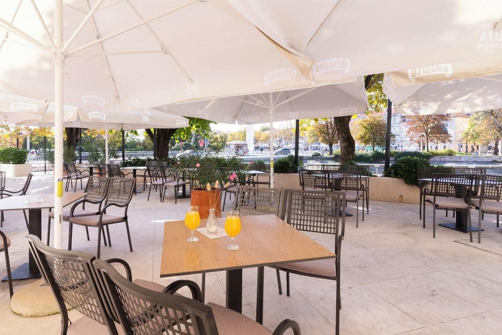 restaurant cafeteria