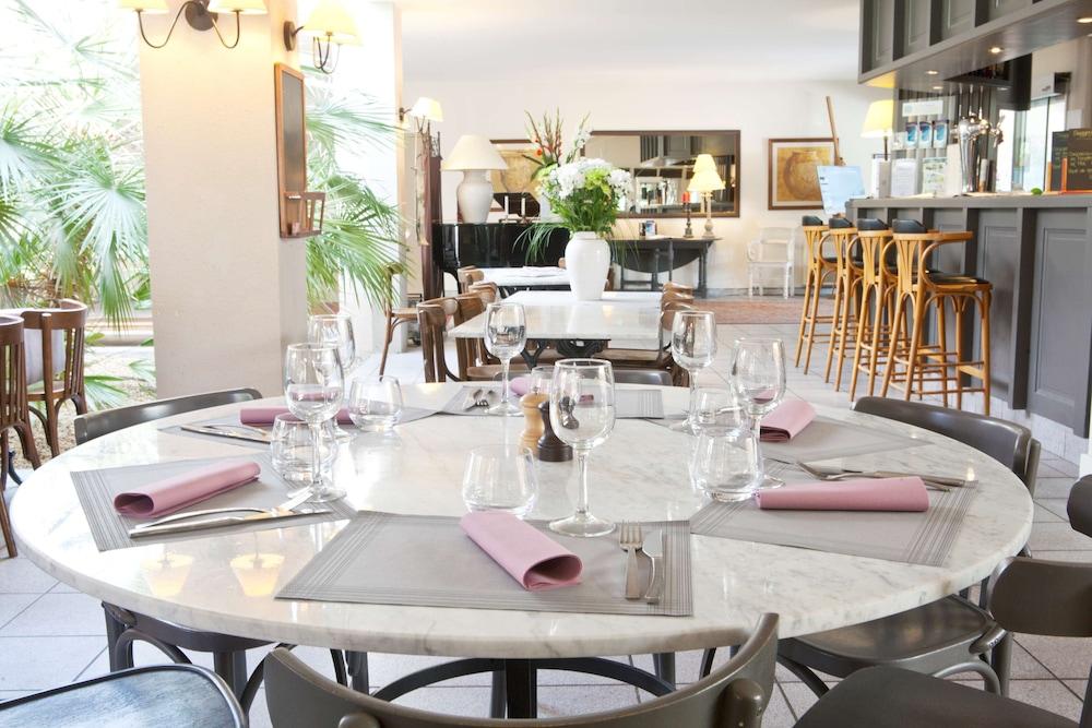 restaurant cafeteria
