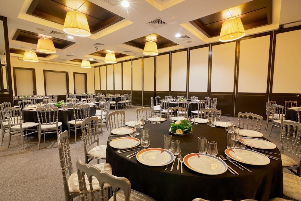 restaurant cafeteria