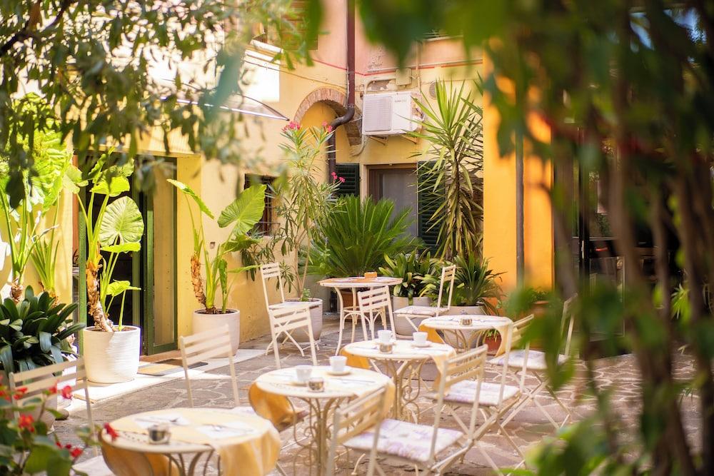 restaurant cafeteria