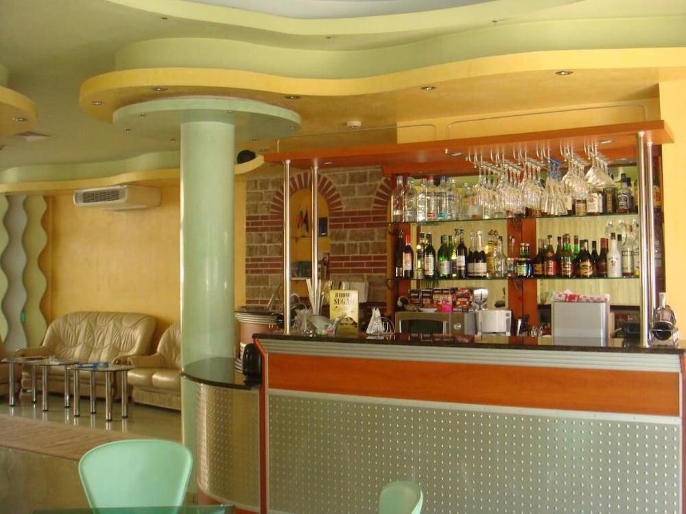 restaurant-cafeteria